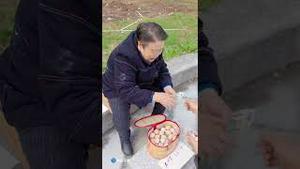 老太太通过买卖鸡蛋，揭露庄家割韭菜之谜！