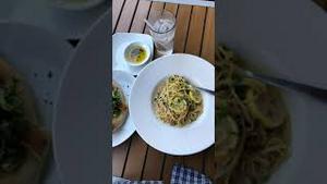 美味的加利福利亚比萨和意大利面。