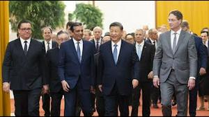 习近平接见全球高端工商界大佬再打鸡血，无奈豆腐渣中国制造啪啪打脸，王沪宁请来了美国网红甲亢哥，少林寺却被打的嗷嗷叫？《建民论推墙2641》