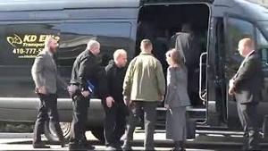 双方白宫争吵后，矿产协议没签，泽连斯基离开白宫，不欢而散。