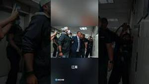 恐怖！大量蒙面人在美国大街上公开抓人！一名华人被抓视频网上疯传！