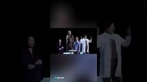 中国年轻人冲塔演出！网上疯传！