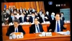 急了！老习踢开李强，要亲自出马见外商，并让韩正取代李强另一出。多名政治老人大秘被逮！引进金正恩惊悚抓人模式。摆拍穿帮，下农田没换鞋