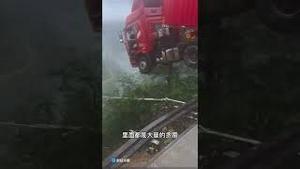 强降雨至特大工程垮塌，媒体被封杀禁声，40年基建狂魔豆腐渣现形！