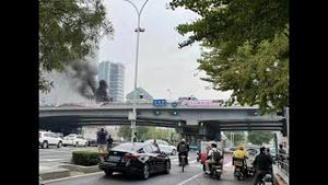 🔥惊爆：罢免独裁国贼习近平！北京四通桥上惊现巨幅抗议标语！抗议民众桥上点火、喊口号！四通桥，海淀，勇士，叹号皆成敏感词！【 新闻最嘲点 】  姜光宇