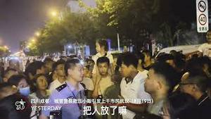 四川成都：城管警察欺压小贩引发上千市民抗议。