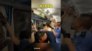 砸掉那扇窗，大家才能呼吸新鲜自由的空气。 这个视频完整记录了黑衣青年“砸窗”前后现场….