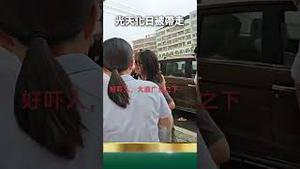 不装了！配型成功，押送“精神病院”！