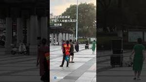 广场上的体制人和底层人，对比触目惊心！