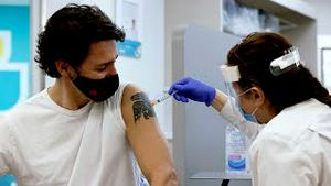 《石涛聚焦》「建国日7.4后 因疫苗死亡人数高过病毒致死人数174」资料源自CDC和VAERS - 疫苗不良事件报告系统 皆为美国政府网站（17/07）